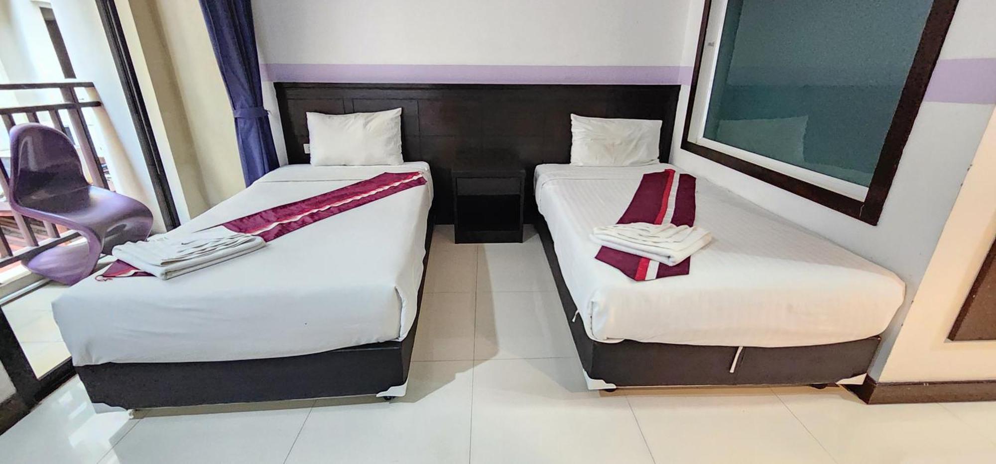 D C Patong Hotel Luaran gambar