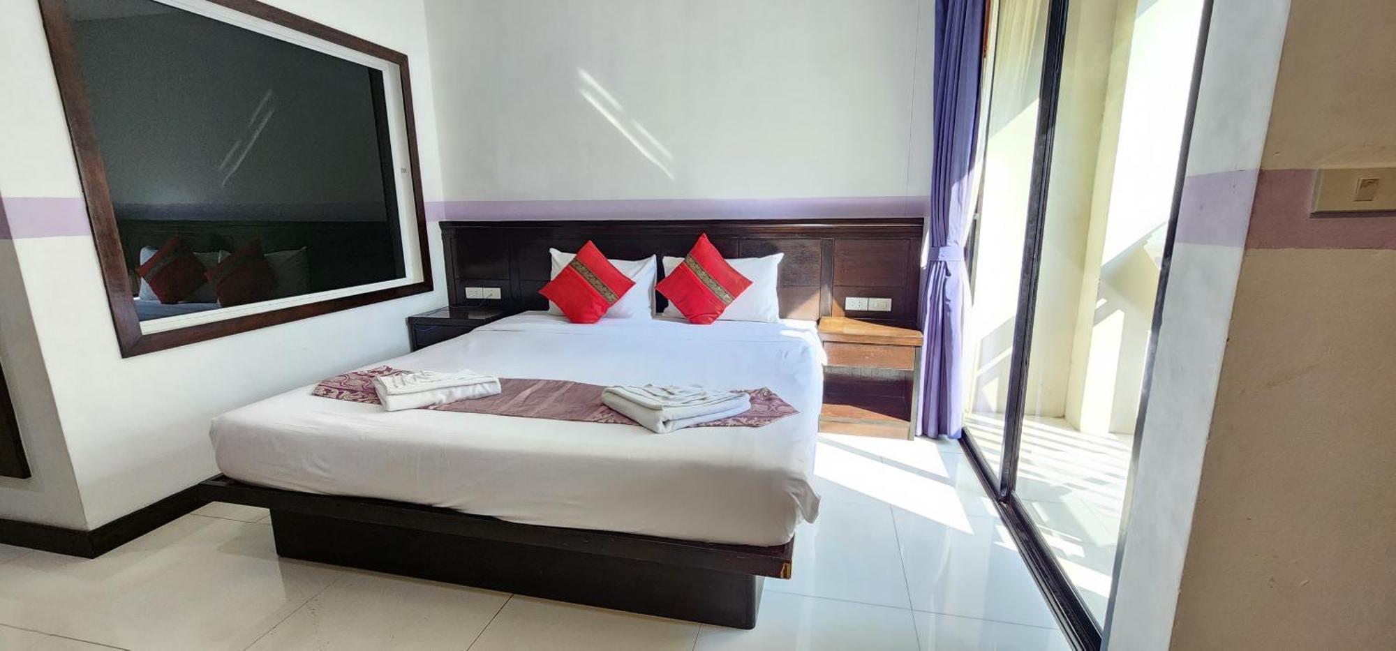 D C Patong Hotel Luaran gambar