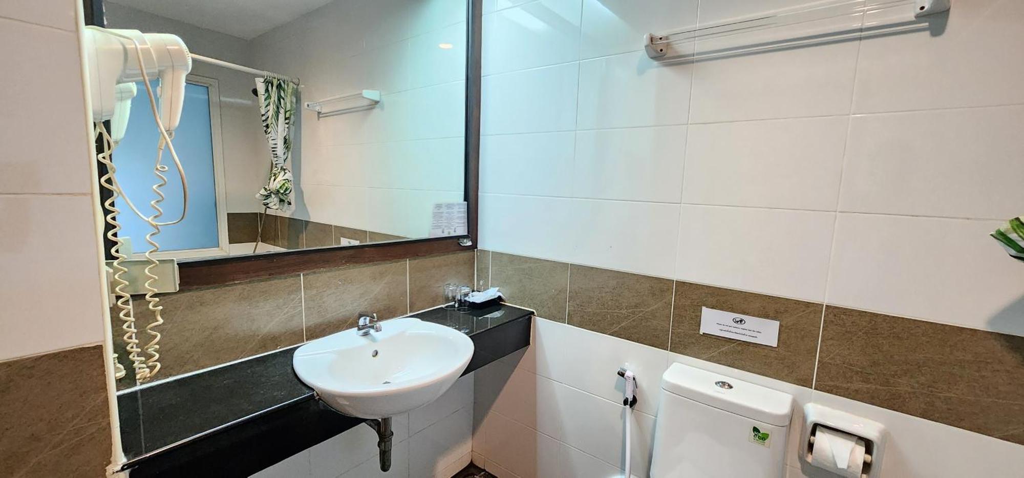 D C Patong Hotel Luaran gambar