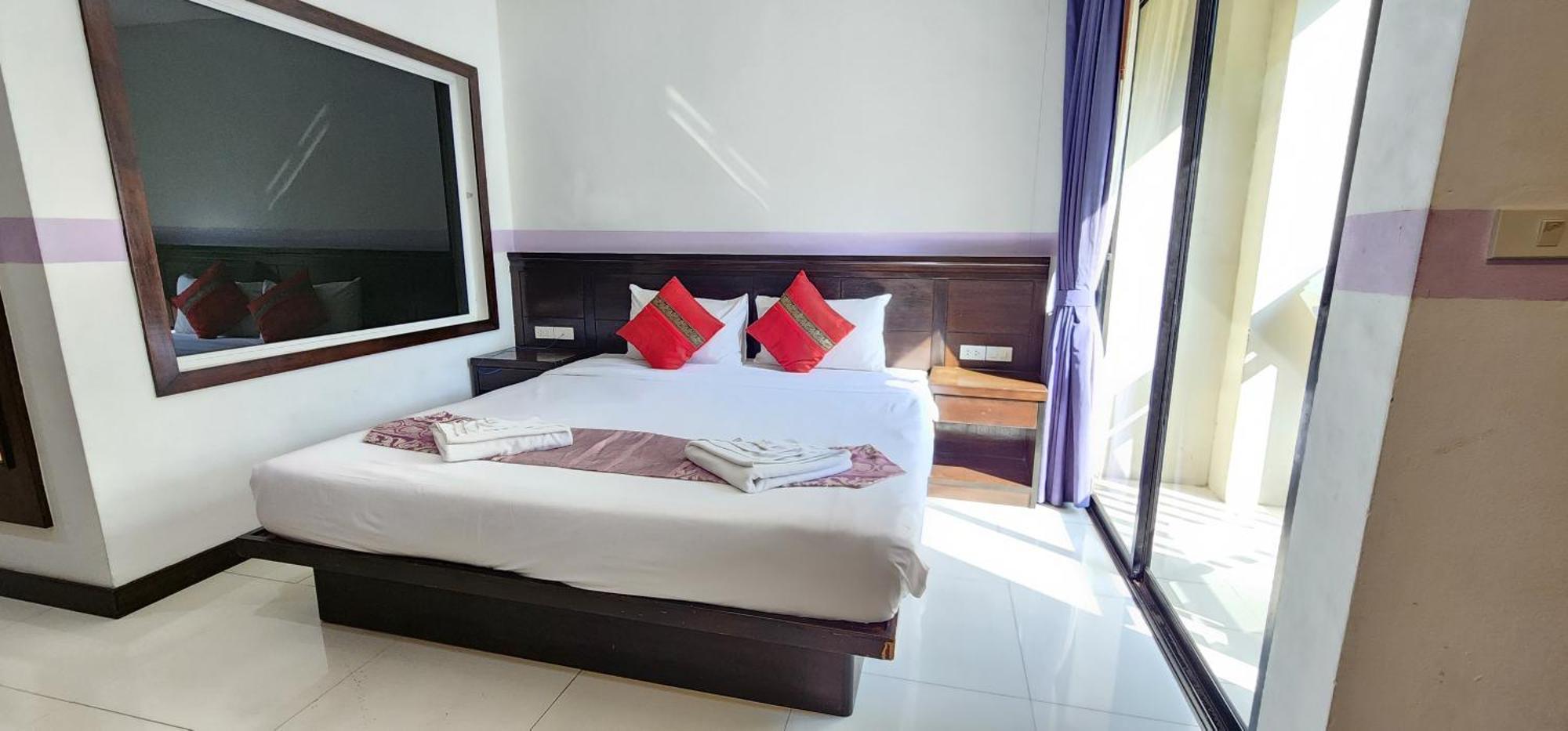 D C Patong Hotel Luaran gambar
