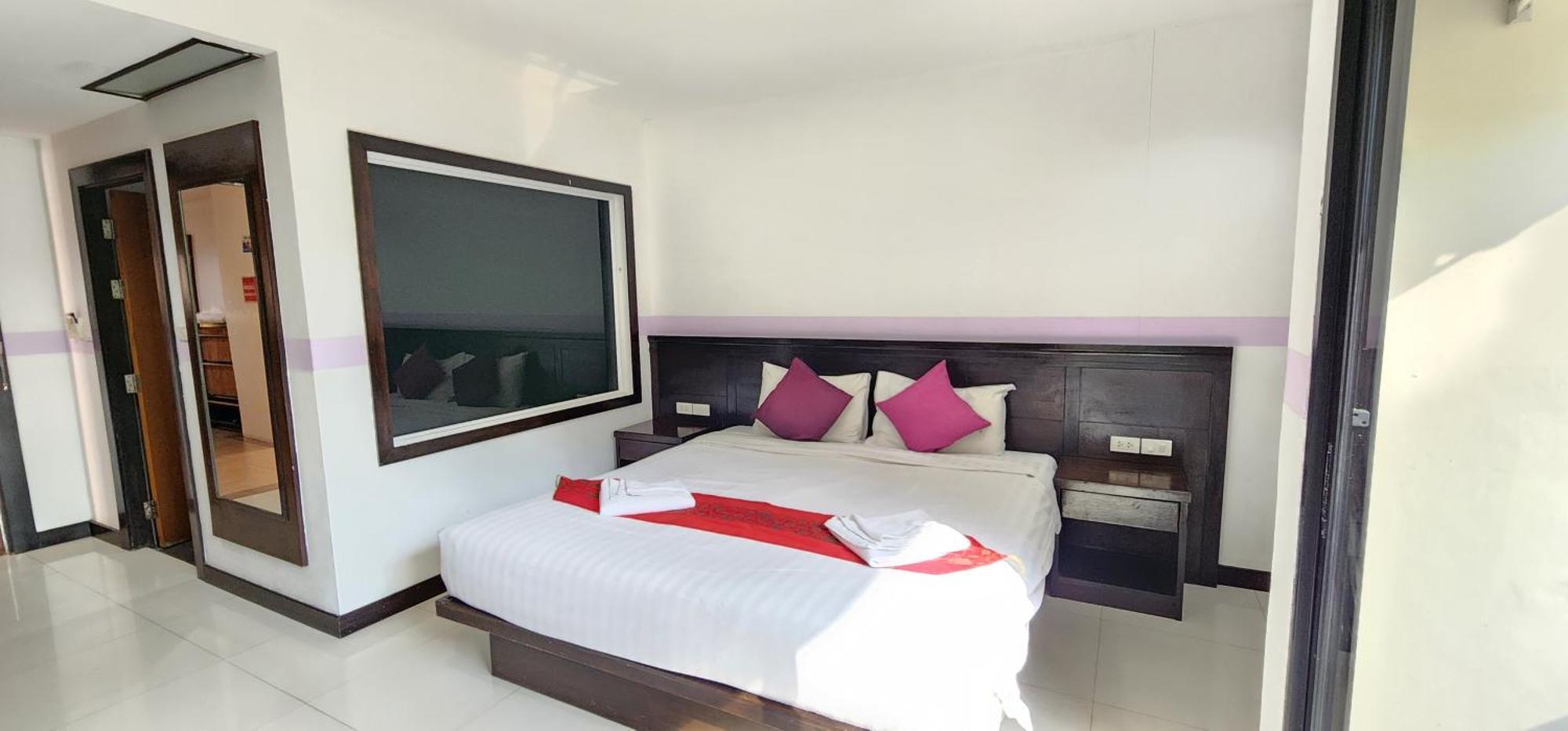 D C Patong Hotel Luaran gambar