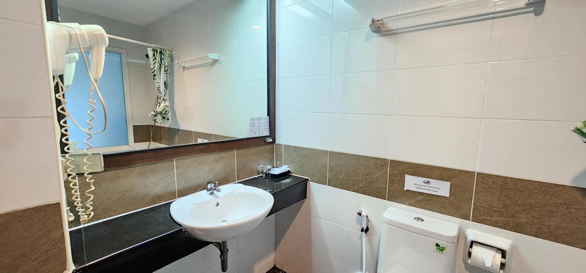D C Patong Hotel Luaran gambar
