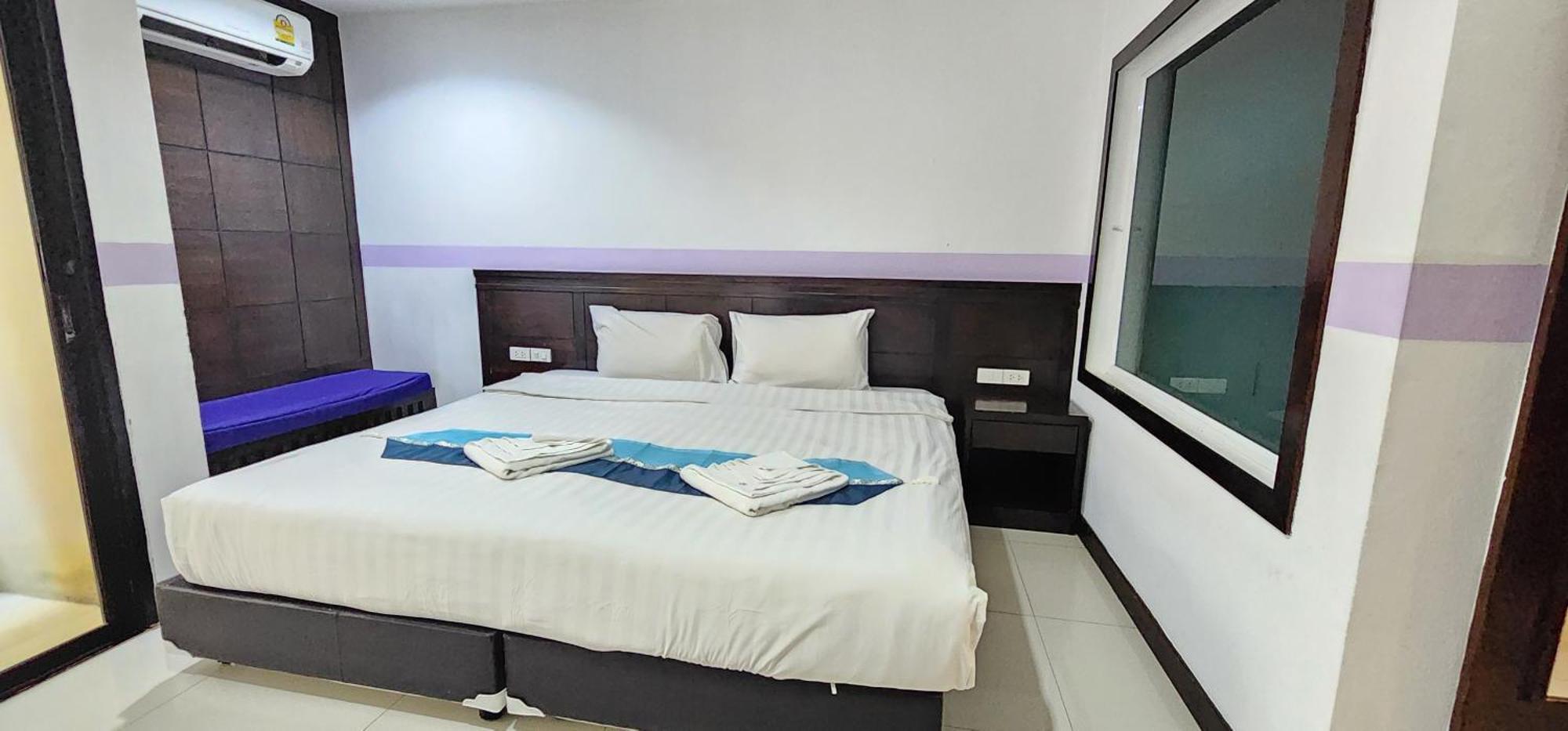 D C Patong Hotel Luaran gambar