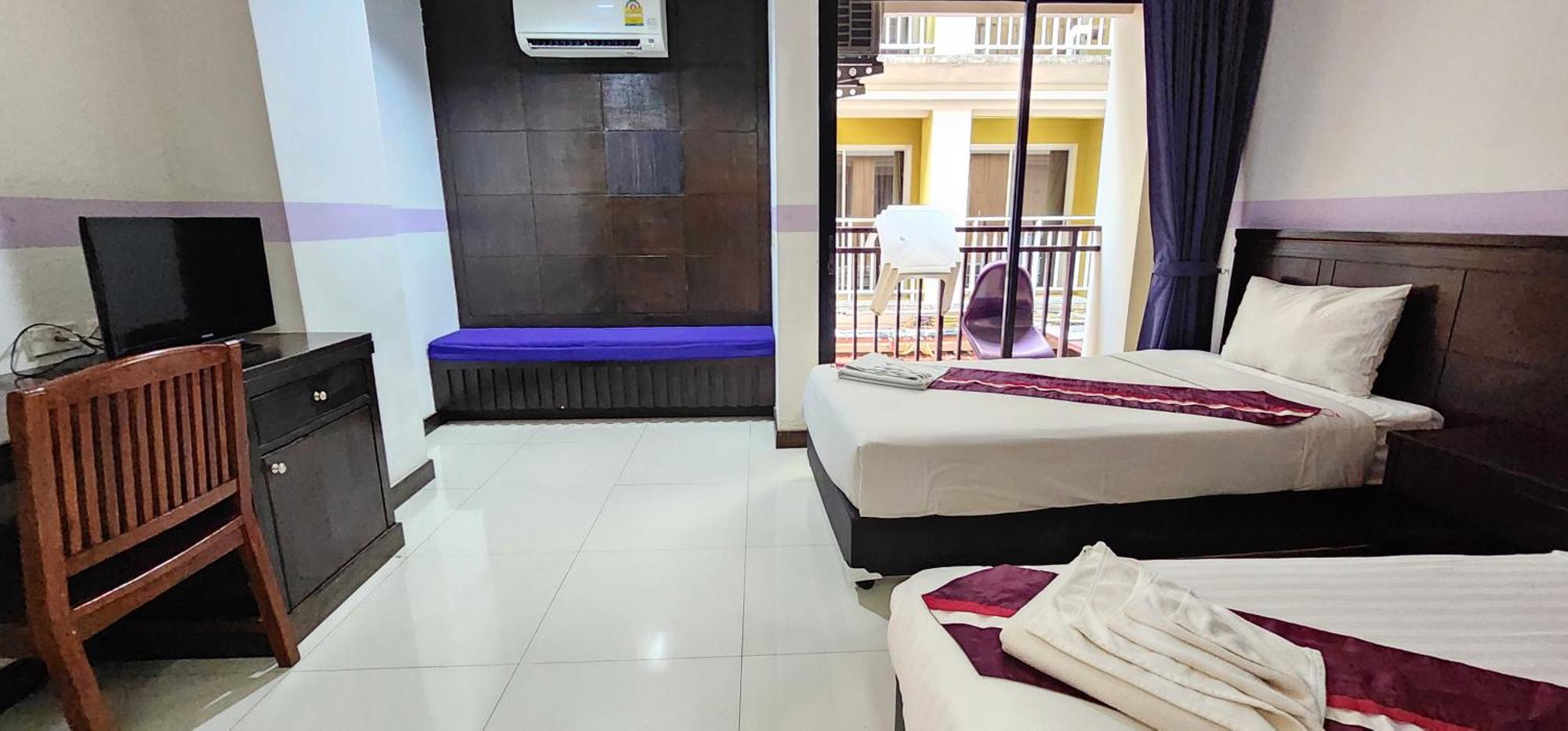 D C Patong Hotel Luaran gambar