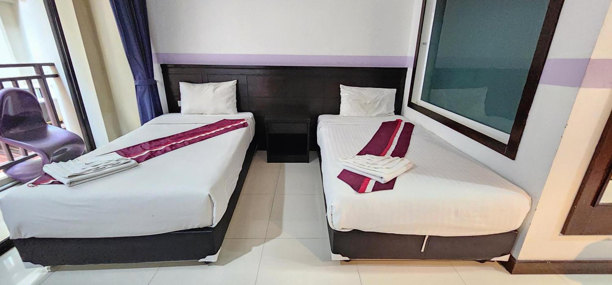 D C Patong Hotel Luaran gambar