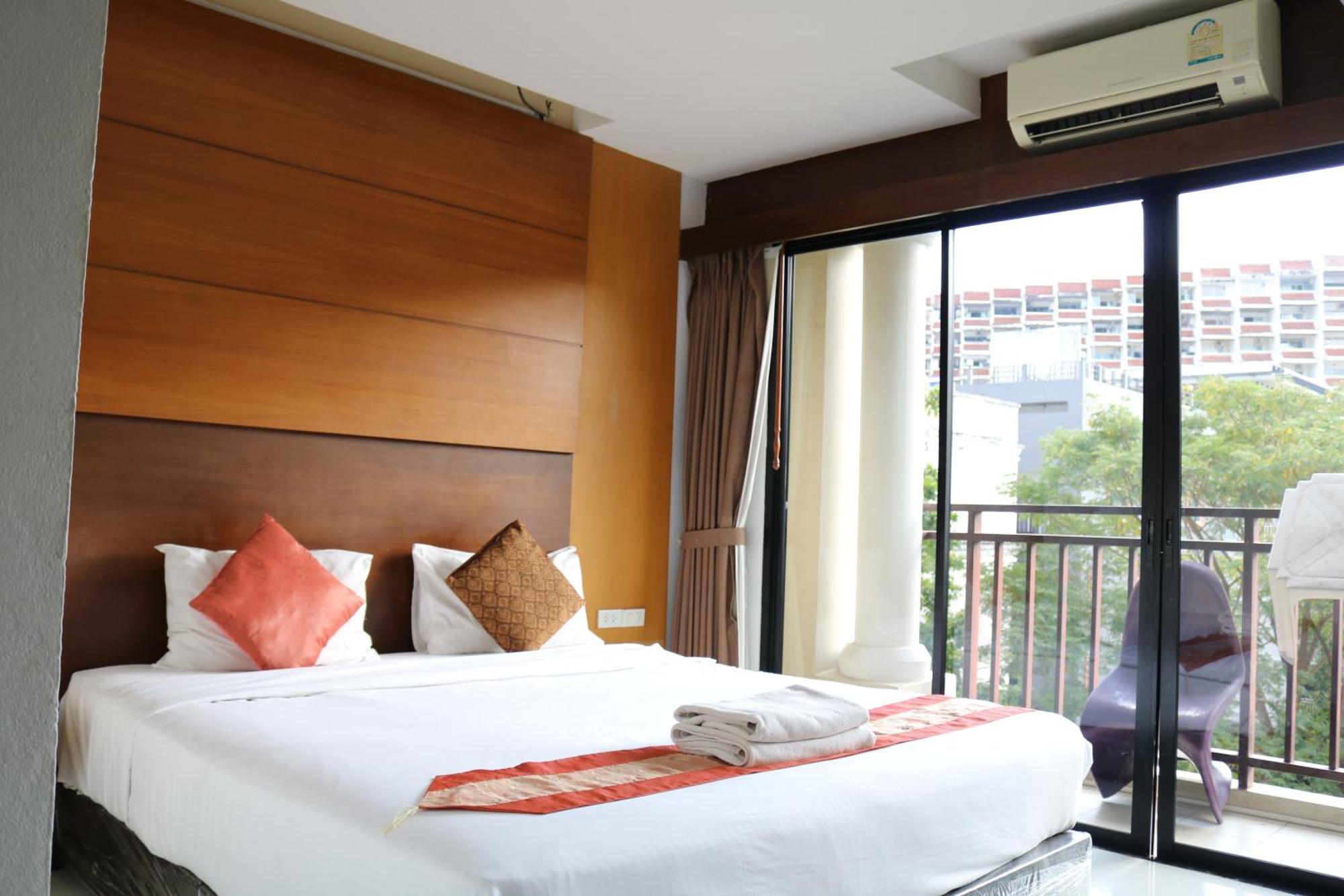 D C Patong Hotel Luaran gambar
